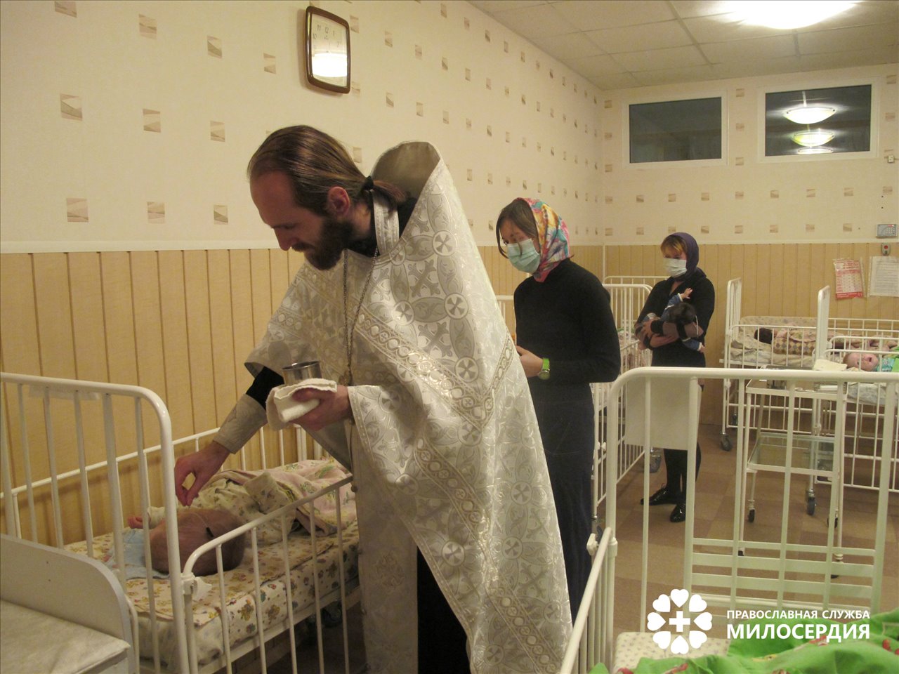 Доброволец держит на руках Васю