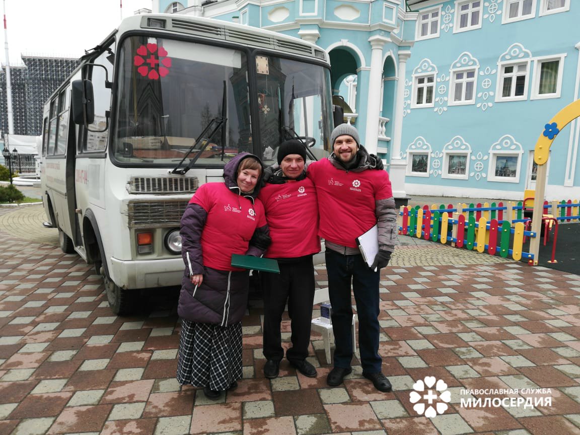 Помогать - это просто и весело в такой дружной команде