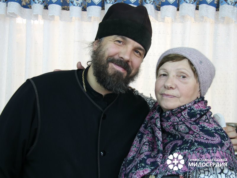Отец Евгений Попиченко со своей мамой