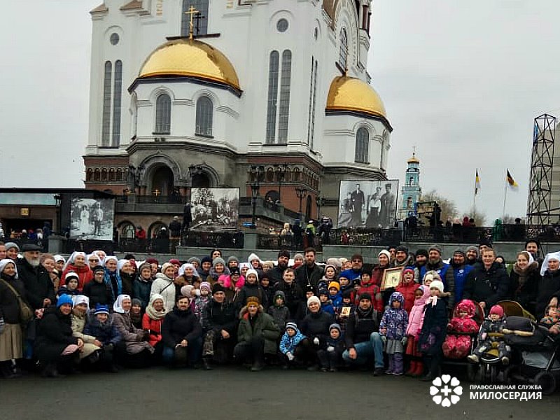 Сергей в центре, прямо перед батюшкой