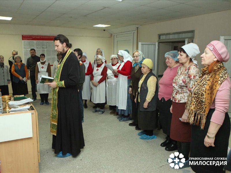 Сестры и добровольцы молятся за подопечных