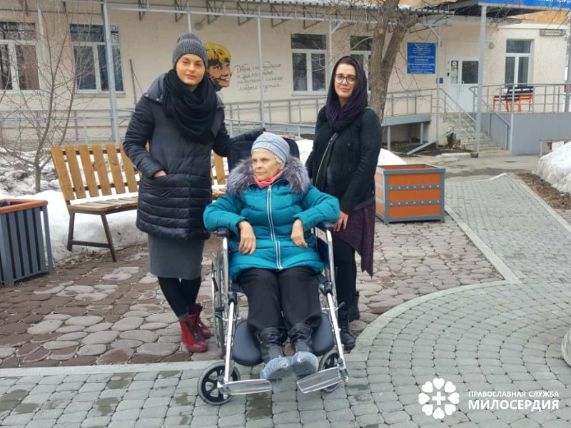 Бабушка из хосписа выбралась на весеннюю прогулку