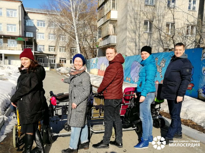 Лежачие детки подставили лица солнышку