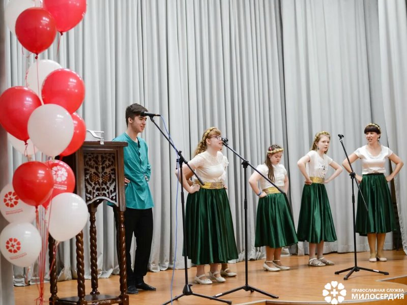 Педагог Надежда Сергеевна Ловцова (крайняя справа) со своими воспитанниками