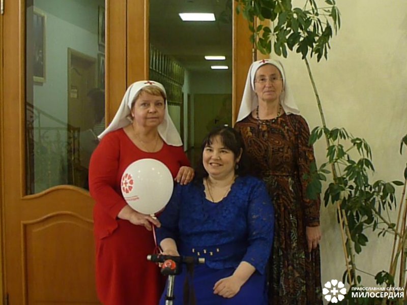 Елена Яковлевна Борщик (слева), Людмила Николаевна Петухова (справа) и их помощница Ольга Грозных