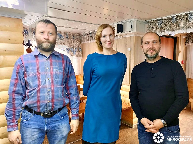 Добрая женщина купила билет для бабушки