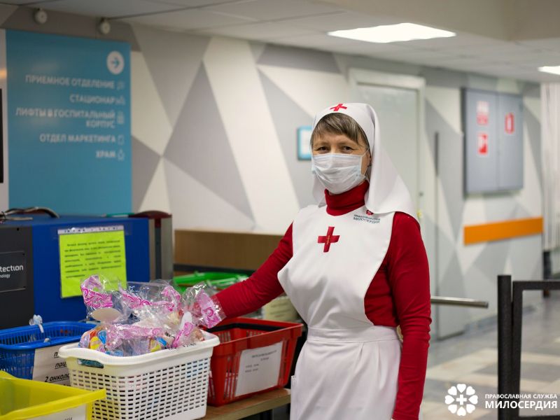 Постовая сестра милосердия Татьяна Гашева на входе в онкоцентр