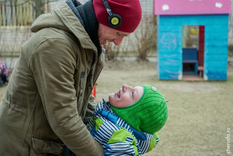 Тимофей Сафронов с сыном Серафимом. Фото: cherinfo.ru