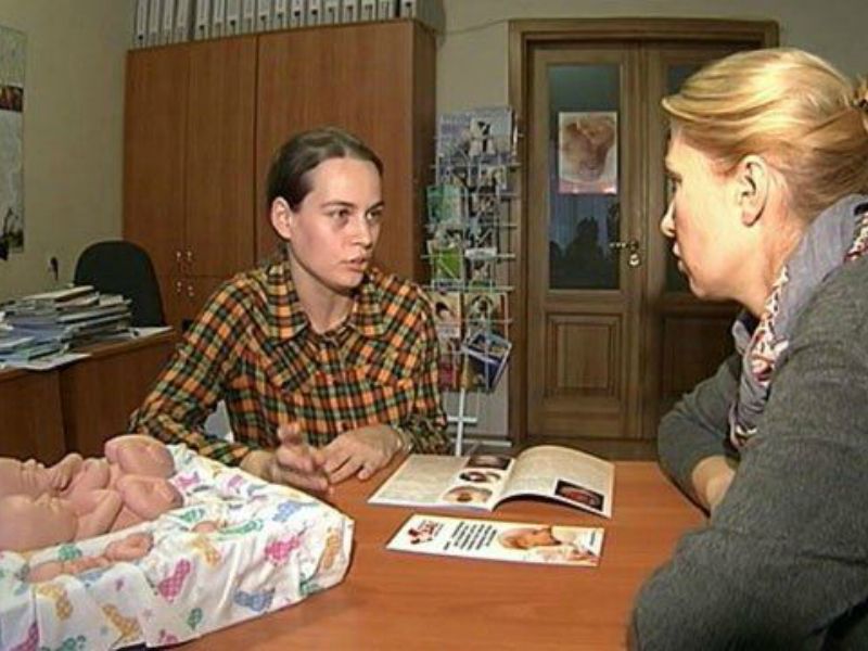 Психолог Елена Кокшарова проводит индивидуальную консультацию