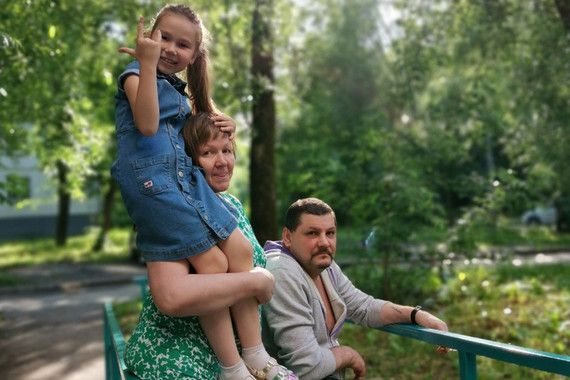 Любовь Комарова с внучкой и мужем