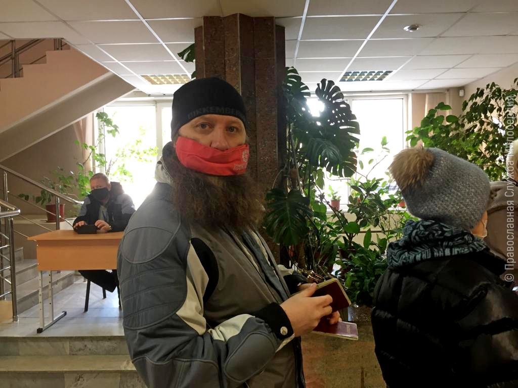 Социальный работник оформляет документы подопечному