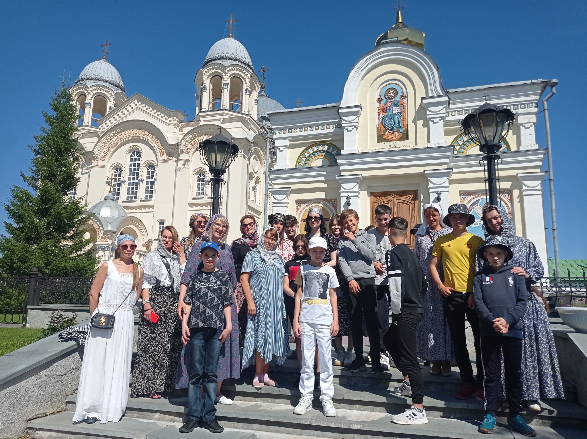 На ступеньках у Никольского храма